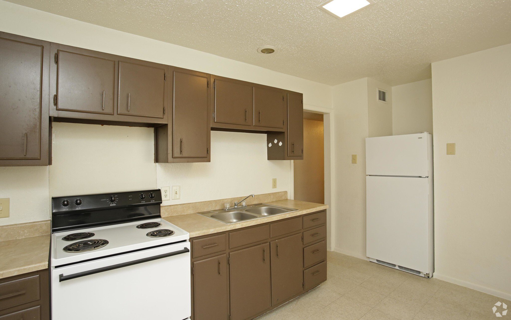 KITCHEN AT Northgate Apartments: Gemstone